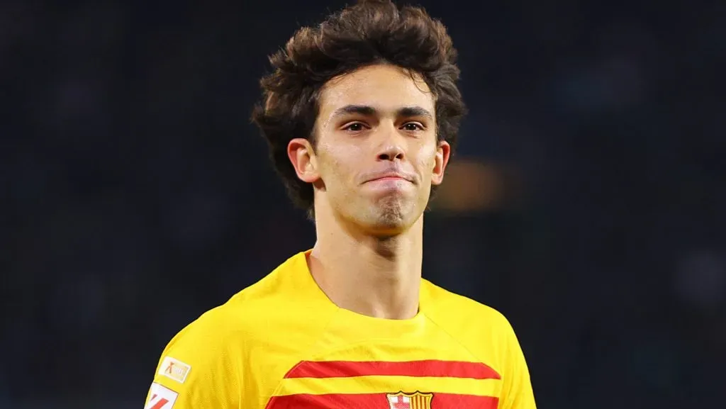 João Félix, alvo do Flamengo, em campo no Barcelona (Photo by Fran Santiago/Getty Images)