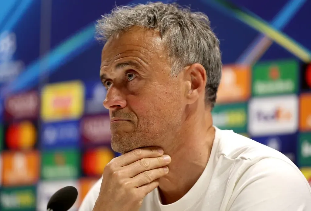 Luis Enrique com mão no queixo