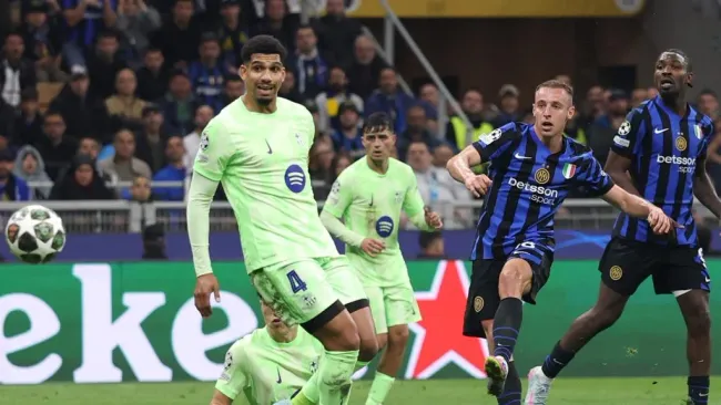 Ronald Araujo no gol da Inter de Milão