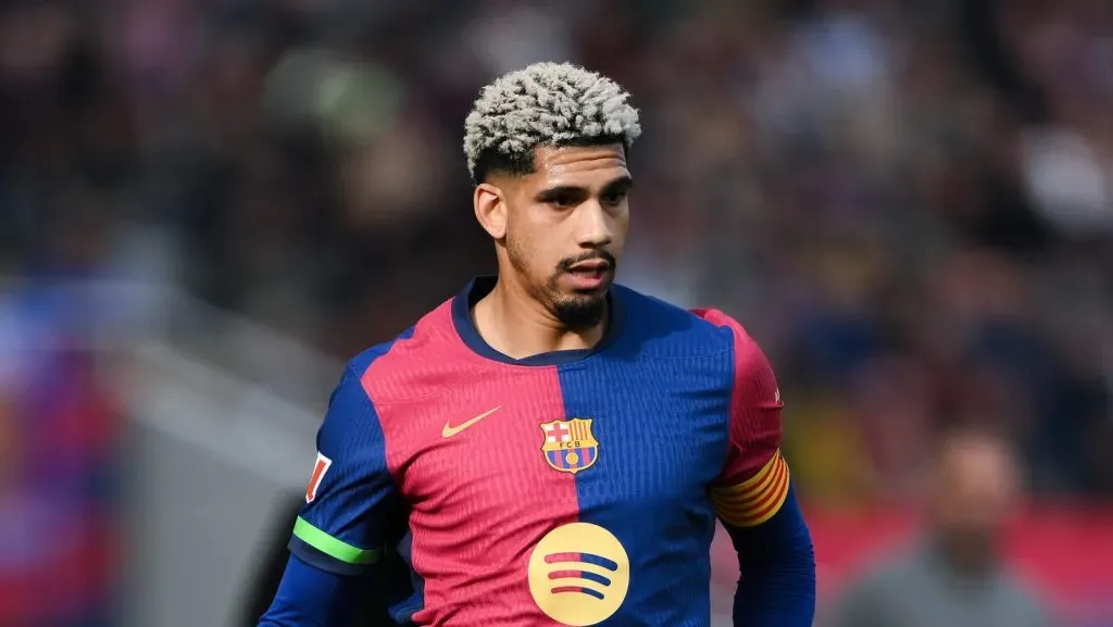Ronald Araújo em campo pelo Barcelona (David Ramos/Getty Images)