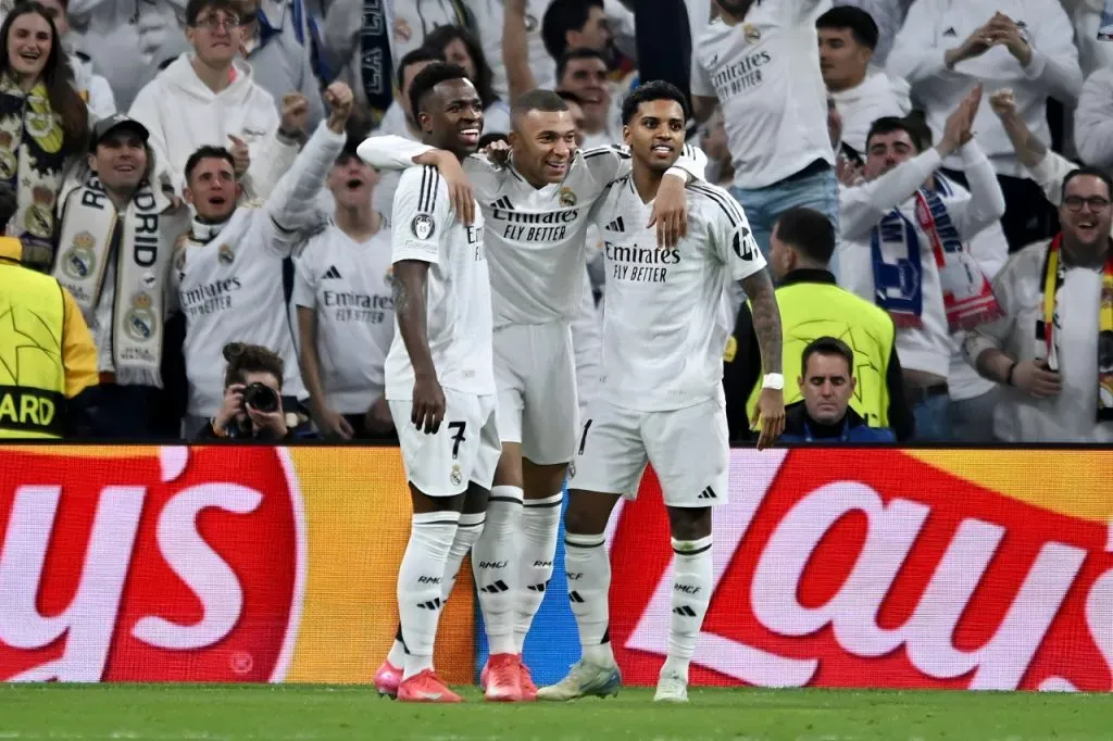 Vini Jr, Mbappé e Rodrygo, em campo, com a camisa branca do REAL Madrid. (Photo by Denis Doyle/Getty Images)