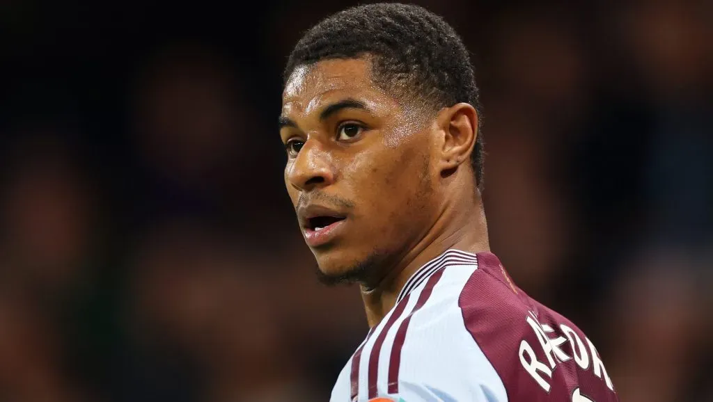Rashford, em campo, com a camisa vinho e azul (Photo by Carl Recine/Getty Images)