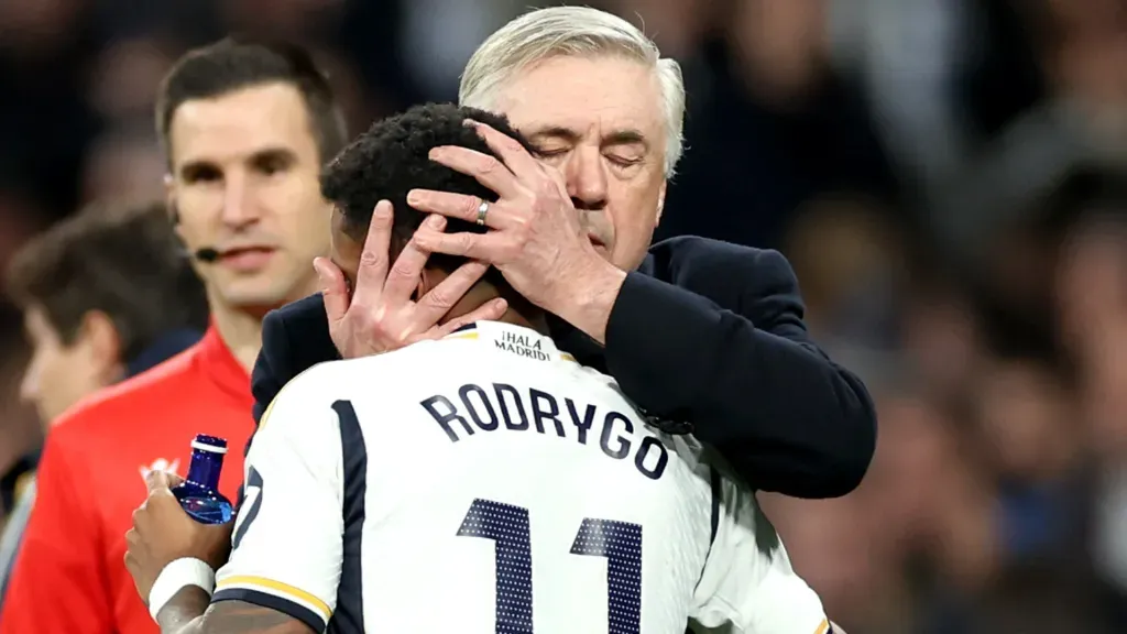 Ancelotti abraçando Rodrygo no Real Madrid. Foto: Florencia Tan Jun/Getty Images