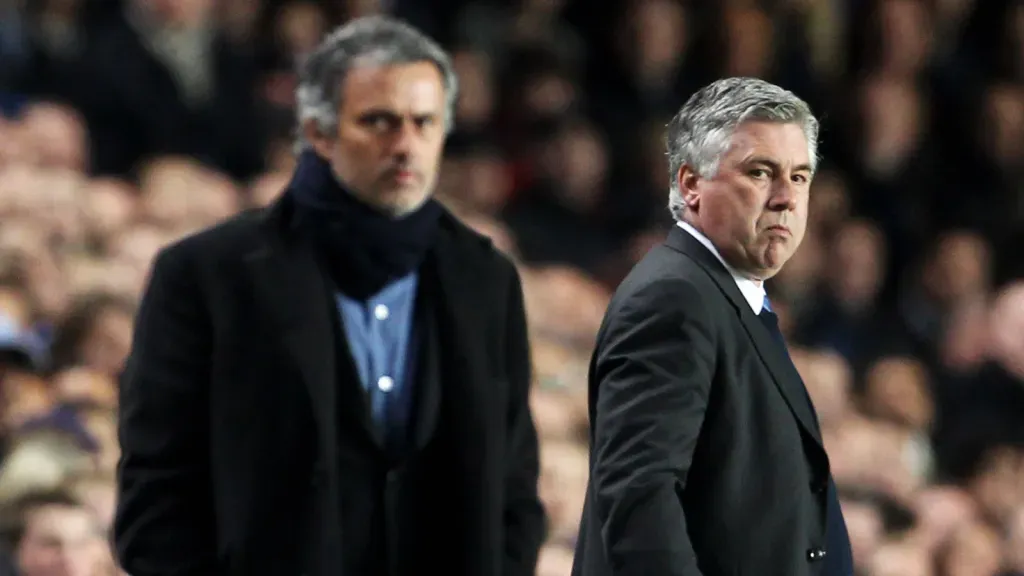 Carlo Ancelotti e José Mourinho durante partida entre Chelsea x Inter de Milão (Photo by Phil Cole/Getty Images)