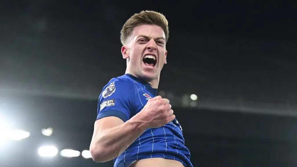 IPSWICH, INGLATERRA - 30 DE DEZEMBRO: Liam Delap, do Ipswich Town, comemora o primeiro gol de sua equipe em um pênalti durante a partida da Premier League entre Ipswich Town FC e Chelsea FC em Portman Road em 30 de dezembro de 2024 em Ipswich, Inglaterra.