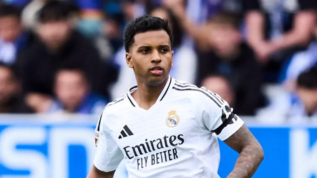 VITORIA-GASTEIZ, ESPANHA - 13 DE ABRIL: Rodrygo vai do Real Madrid em ação durante a partida da LaLiga entre Deportivo Alavés e Real Madrid CF no Estadio de Mendizorroza em 13 de abril de 2025 em Vitoria-Gasteiz, Espanha.