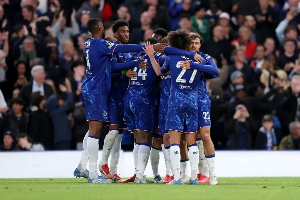 Kiernan Dewsbury-Hall, do Chelsea (à direita), comemora com os companheiros após marcar o primeiro gol de sua equipe durante a partida de volta da semifinal da UEFA Conference League 2024/25 entre Chelsea FC e Djurgarden, no Stamford Bridge, em 8 de maio de 2025, em Londres, Inglaterra. (Foto de Warren Little/Getty Images)