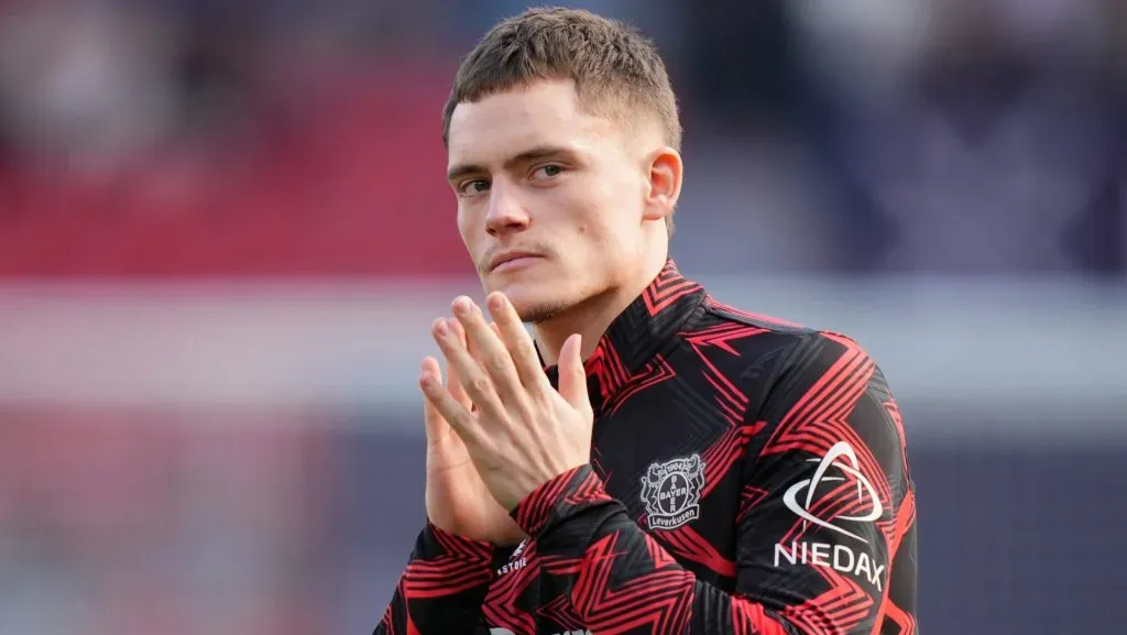 Wirtz, meia ligado ao Real Madrid, com a camisa do Bayer Leverkusen (Photo by Pau Barrena/Getty Images)