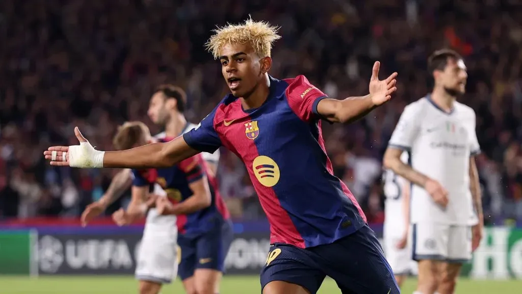 Lamine Yamal comemora contra a Inter (Photo by Carl Recine/Getty Images)