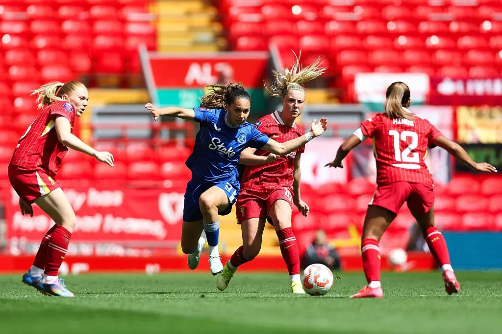 Jogadoras do Liverpool em partida contra o Everton. (Photo by Jess Hornby/Getty Images)