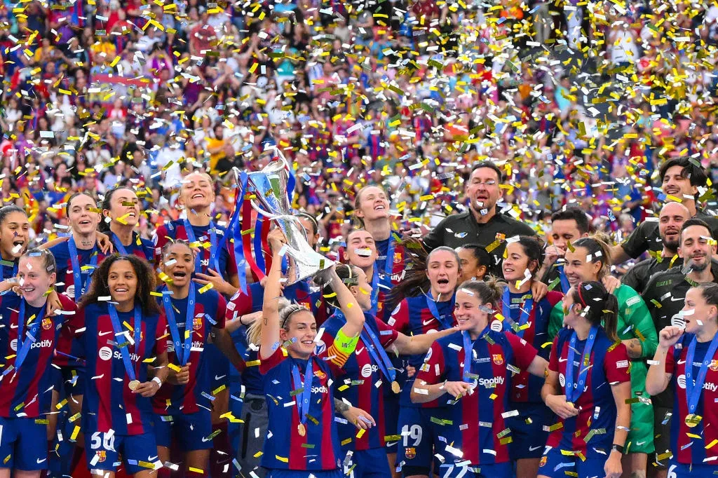 Jogadoras do Barcelona comemoram o título da Women's Champions League 2023/24 (Photo by David Ramos/Getty Images)