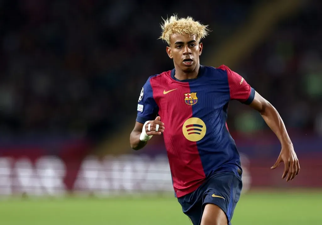 Lamine Yamal corre em campo