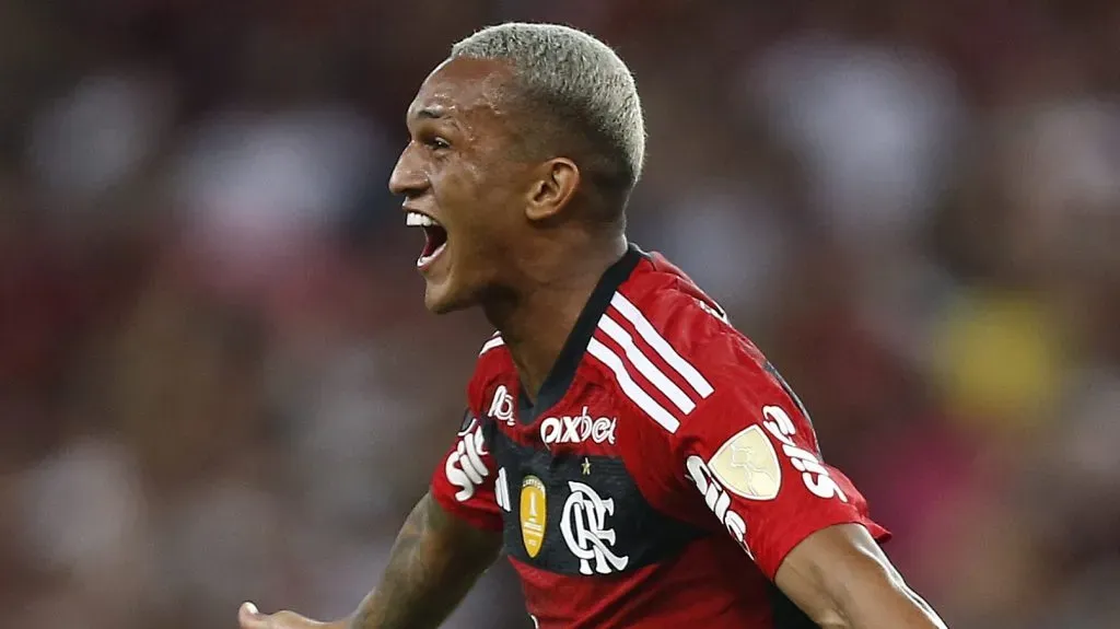 Wesley, em campo, com braços abertos, vestindo a camisa preta e vermelha do Flamengo (Photo by Wagner Meier/Getty Images)
