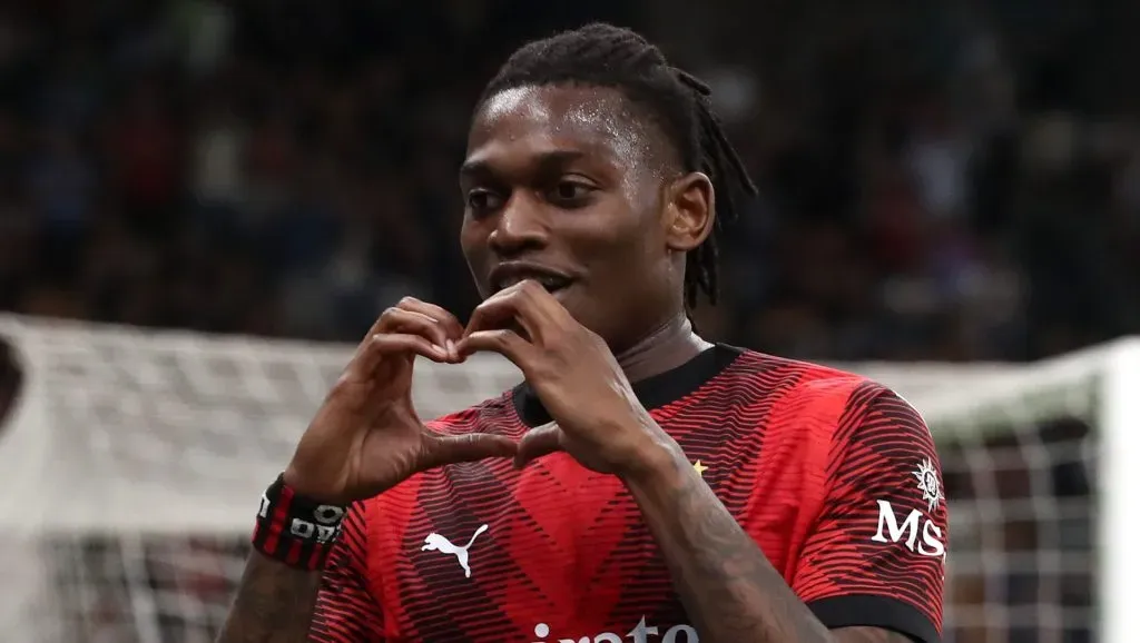 Rafael Leão, de camisa vermelha do Milan, e alvo do Arsenal. (Photo by Marco Luzzani/Getty Images)