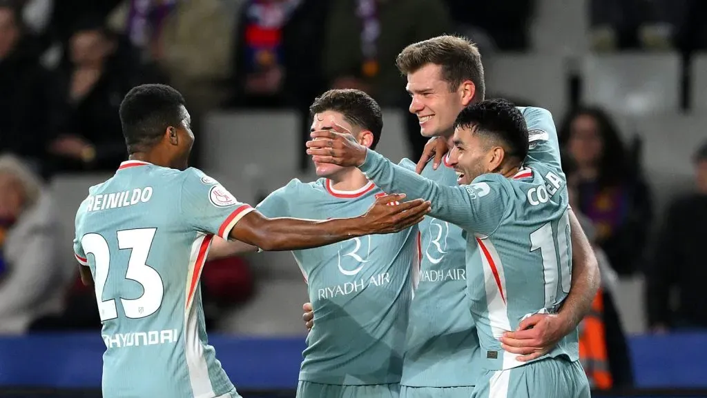 Alexander Sørloth, do Atlético de Madrid, celebra o gol de número quatro de sua equipe com os companheiros de time durante a partida da semifinal da Copa del Rey entre FC Barcelona e Atlético de Madrid no Estadi Olímpic Lluís Companys em 25 de fevereiro de 2025, em Barcelona, Espanha. (Foto de David Ramos/Getty Images)