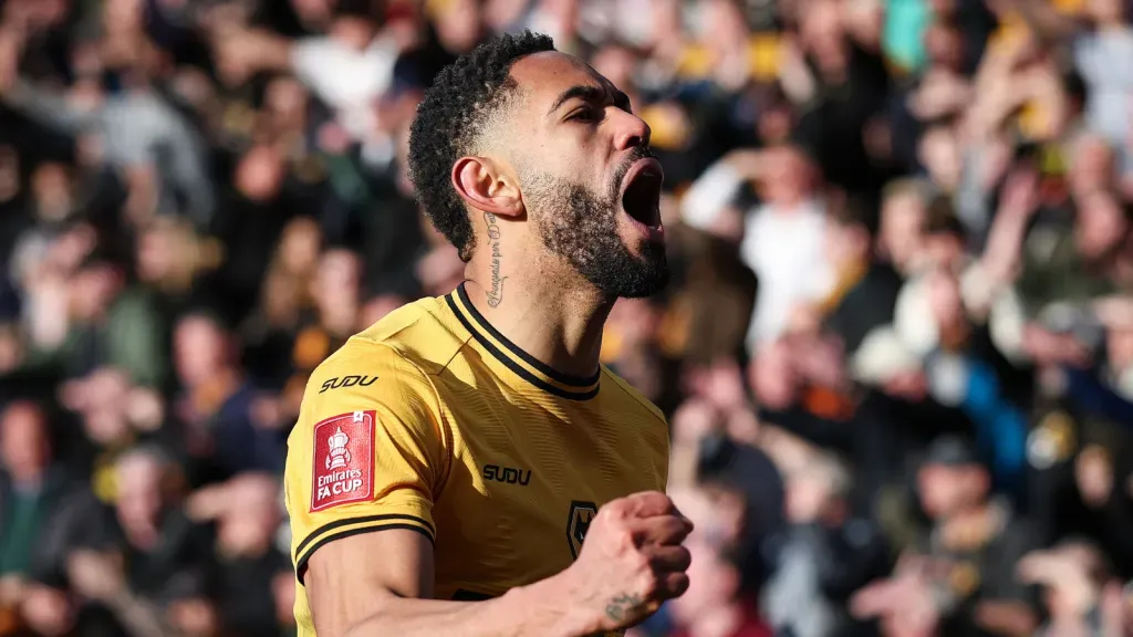Matheus Cunha comemora durante jogo pelo Wolverhampton (Photo by Ryan Pierse/Getty Images)