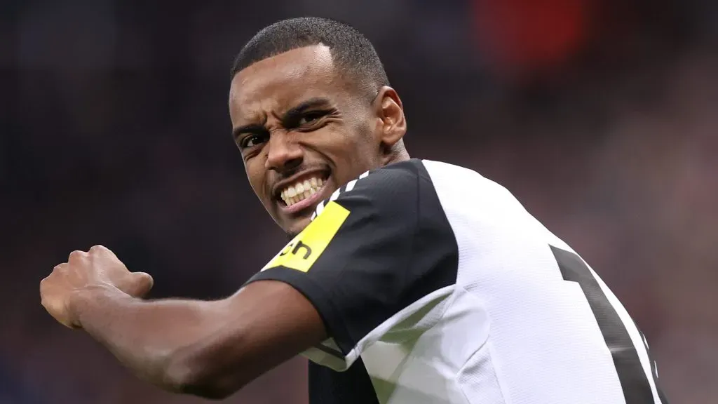 Alexander Isak, em campo, de camisa preta e branca, do Newcastle, alvo do Barcelona. (Photo by George Wood/Getty Images)