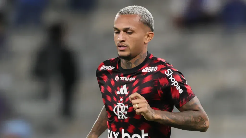 Wesley, lateral-direito do Flamengo, durante aquecimento para partida (foto: Gilson Lobo/AGIF)