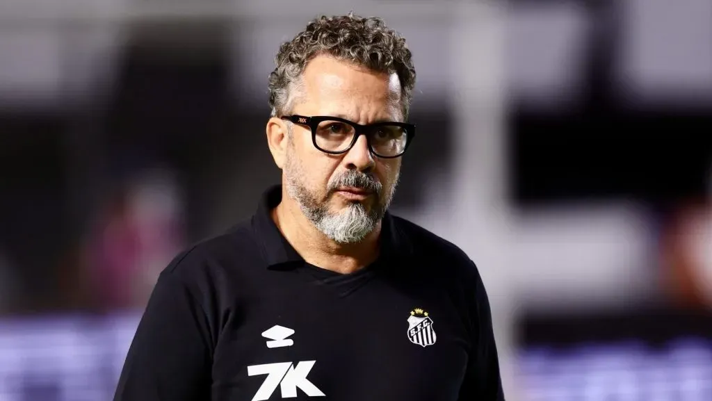 Cleber Xavier técnico do Santos durante partida contra o CRB no estádio Vila Belmiro pelo campeonato Copa Do Brasil 2025. Foto Marcello ZambranaAGIF