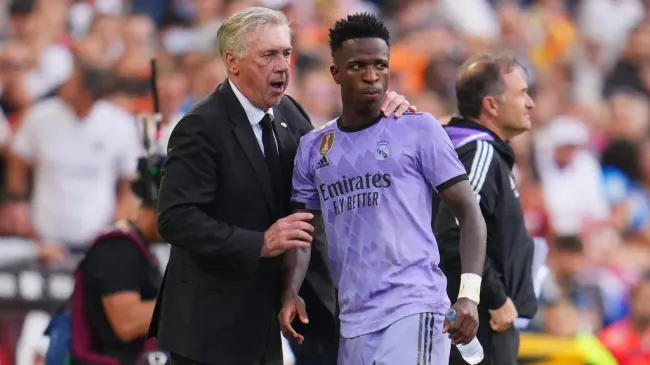 Carlo Ancelotti e Vini Jr. conversando em jogo do Real Madrid. Foto: Aitor Alcalde/Getty Images
