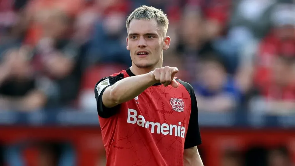 LEVERKUSEN, ALEMANHA - 12 DE ABRIL: Florian Wirtz, do Bayer 04 Leverkusen, gesticula durante a partida da Bundesliga entre Bayer 04 Leverkusen e 1. FC Union Berlin na BayArena em 12 de abril de 2025 em Leverkusen, Alemanha.