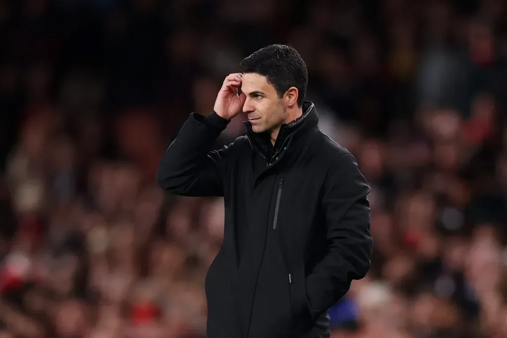 Arteta com a mão na cabeça