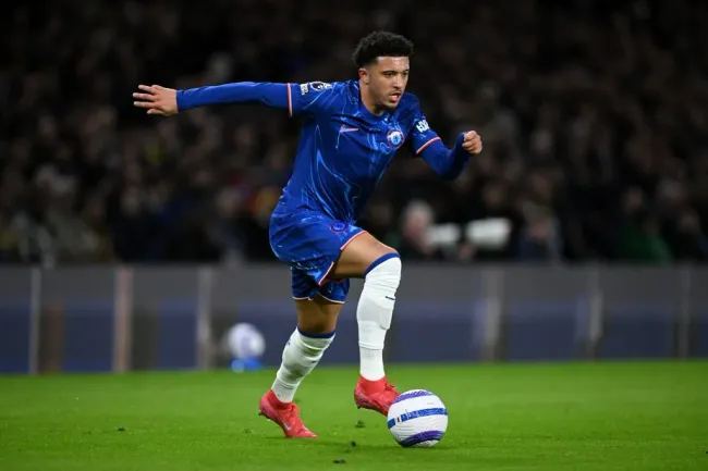 Jadon Sancho corre com bola no pé
