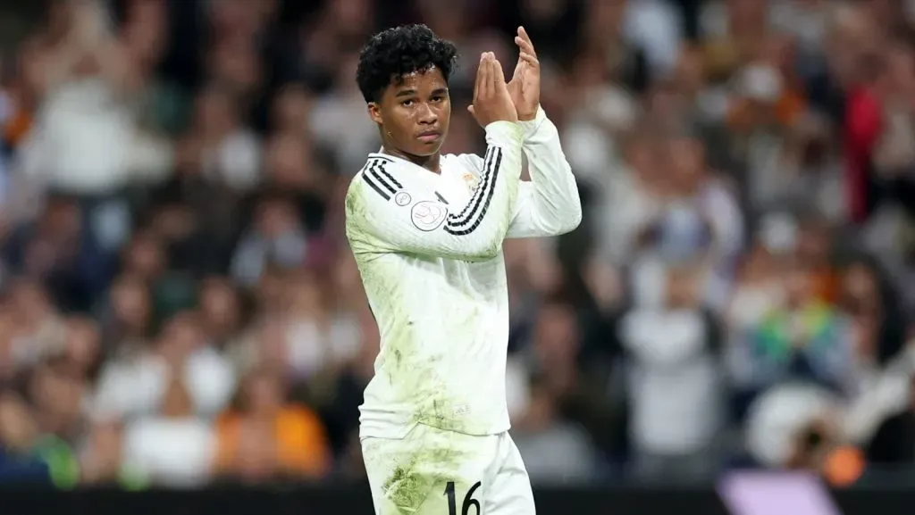 Endrick, do Real Madrid, agradece aos torcedores durante a partida semifinal da Copa do Rei entre Real Madrid e Real Sociedad, no Estádio Santiago Bernabéu, em 1º de abril de 2025, em Madri, Espanha. (Foto de Florencia Tan Jun/Getty Images)