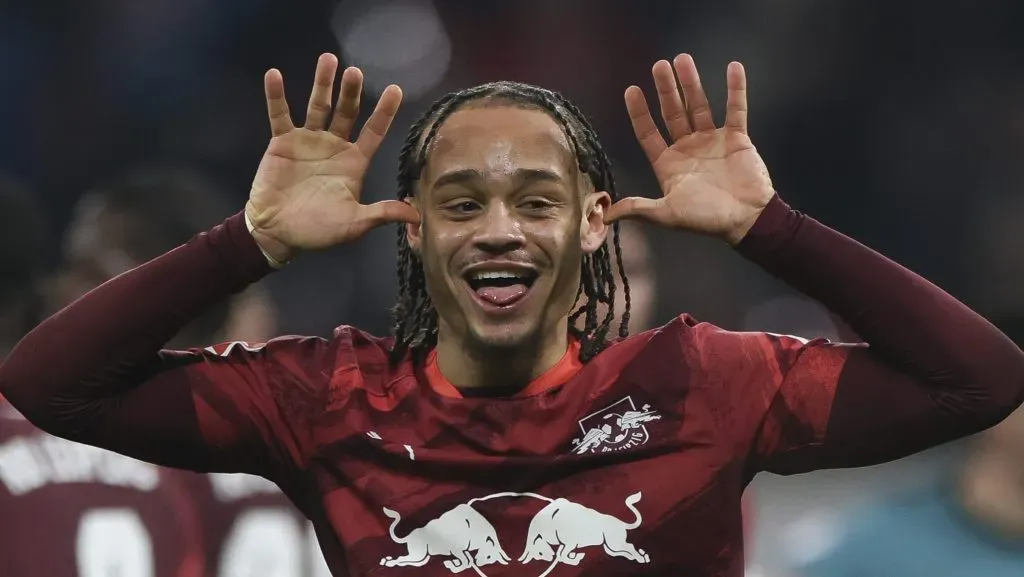 Xavi Simons, alvo do Manchester United, com a camisa vinho do RB Leipzig. (Photo by Maja Hitij/Getty Images)