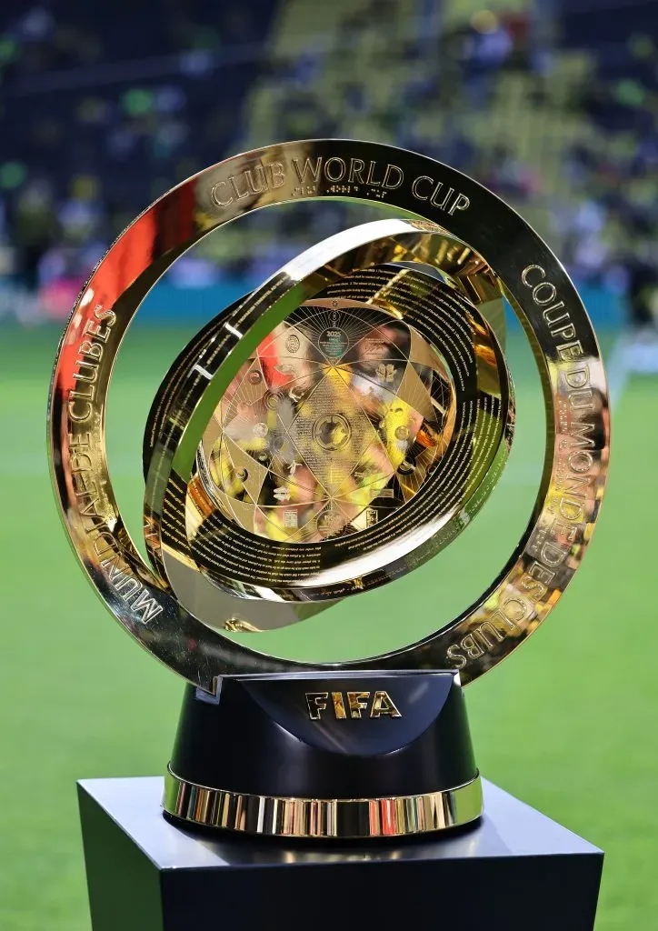 Uma visão detalhada do troféu da Copa do Mundo de Clubes da FIFA 2025 colocado à beira do campo antes da partida da Bundesliga entre Borussia Dortmund e Borussia Mönchengladbach, no Signal Iduna Park, em 20 de abril de 2025, em Dortmund, Alemanha. (Foto de Christof Koepsel/Getty Images)