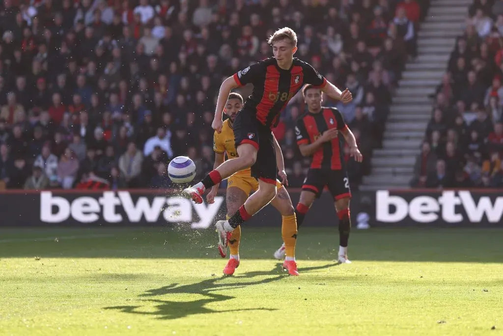 Dean Huijsen em ação pelo Bournemouth. (Photo by Naomi Baker/Getty Images)