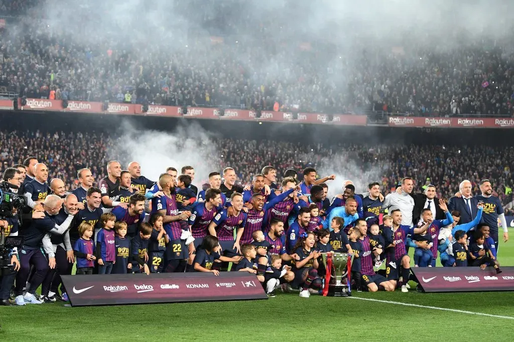 BARCELONA, ESPANHA - 27 DE ABRIL: Jogadores do FC Barcelona comemoram com o troféu da La Liga após a vitória durante a partida da La Liga entre o FC Barcelona e o Levante UD no Camp Nou em 27 de abril de 2019 em Barcelona, Espanha.