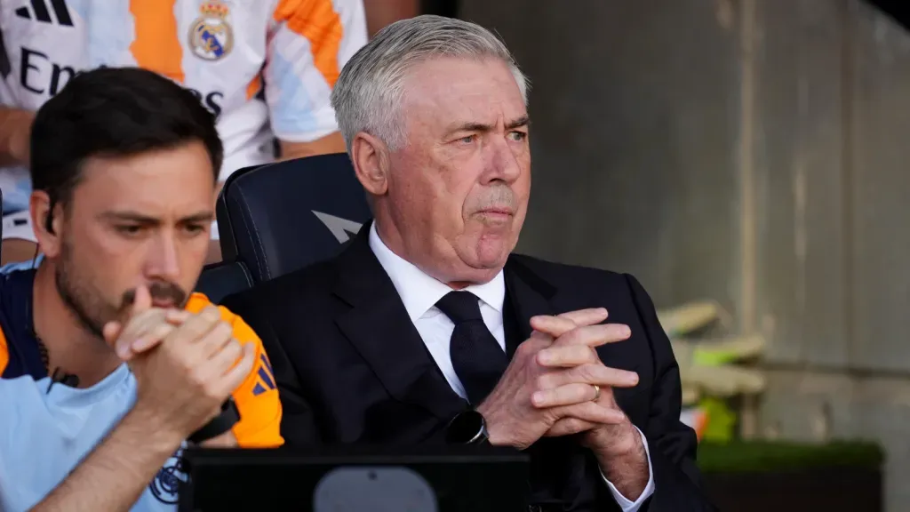 Carlo Ancelotti, treinador do Real Madrid, sentado no banco de reservas durante partida (Photo by Alex Caparros/Getty Images)