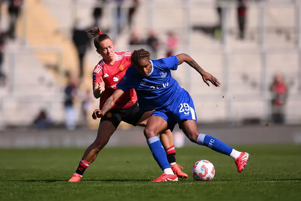 Maya Le Tissier atuando com a camisa do Manchester United (Photo by Ben Roberts Photo/Getty Images)