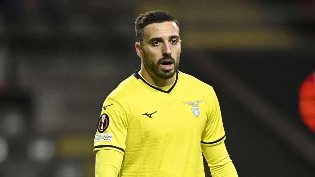 Mario Gila, da S.S. Lazio, observa durante a partida da Fase de Grupos da UEFA Europa League 2024/25, MD8, entre SC Braga e S.S. Lazio no Estádio Municipal de Braga em 30 de janeiro de 2025, em Braga, Portugal. (Foto de Octavio Passos/Getty Images)