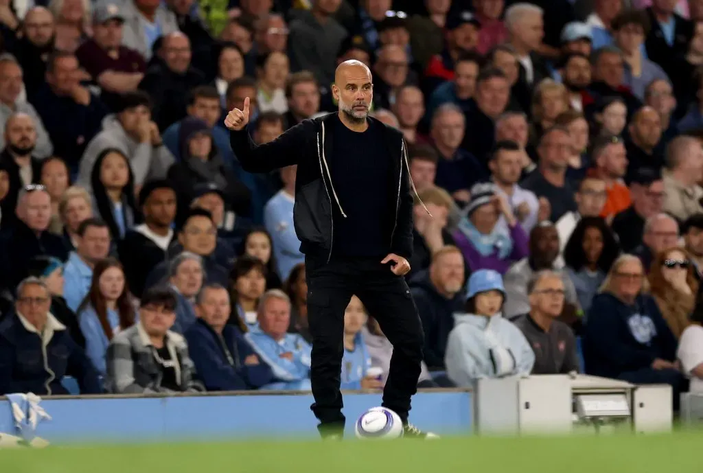 Pep Guardiola, treinador do Manchester City, gesticula durante a partida da Premier League entre Manchester City FC e Wolverhampton Wanderers FC no Etihad Stadium em 02 de maio de 2025, em Manchester, Inglaterra. (Foto de Carl Recine/Getty Images)
