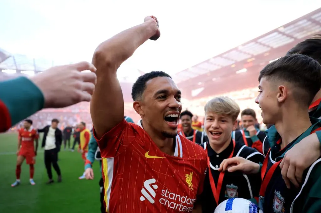 Alexander-Arnold comemora com torcedores