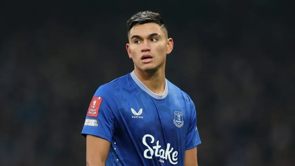 Alcaraz participou de 15 partidas pelo Everton, mas a princípio só marcou um gol. Seu empréstimo termina em 30 de junho, mas não deve permanecer no Flamengo. Foto: Jan Kruger/Getty Images