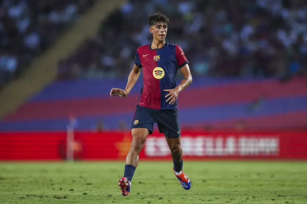 Marc Bernal, em campo, com a camisa vermelha e azul do Barcelona. Foto: Eric Alonso/Getty Images