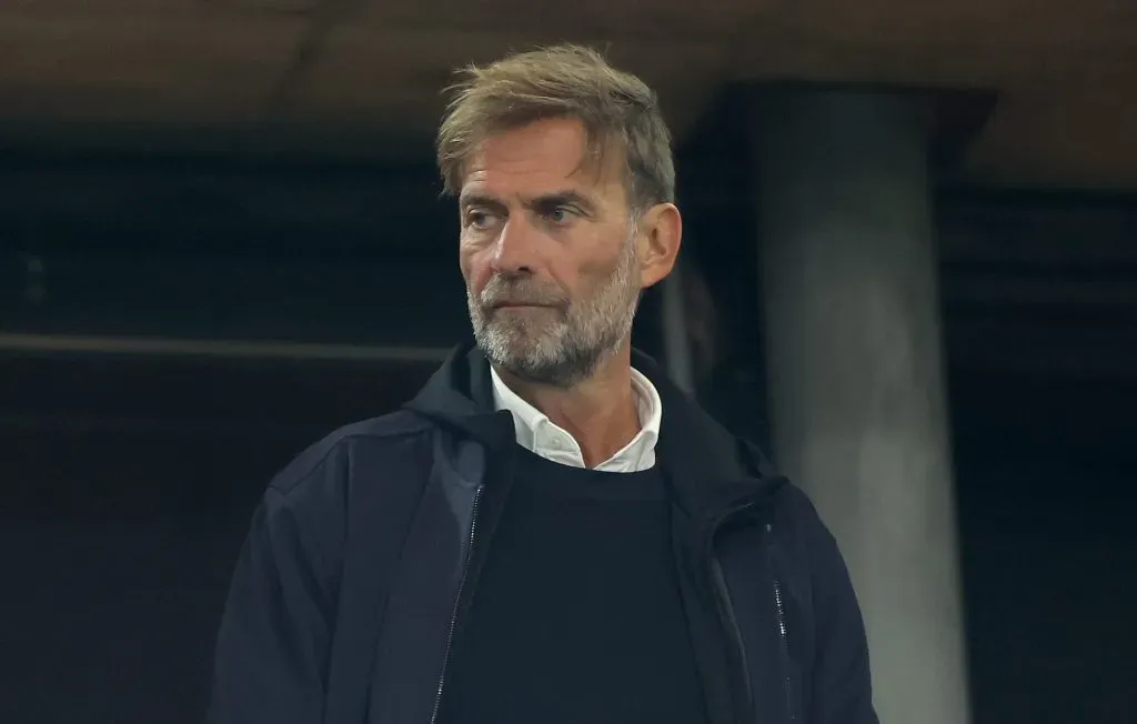 Jürgen Klopp, chefe global de futebol do RB Leipzig, é visto antes da semifinal da Copa da Alemanha entre VfB Stuttgart e RB Leipzig, na Mercedes-Benz Arena, em 2 de abril de 2025, em Stuttgart, Alemanha. (Foto: Alex Grimm/Getty Images)