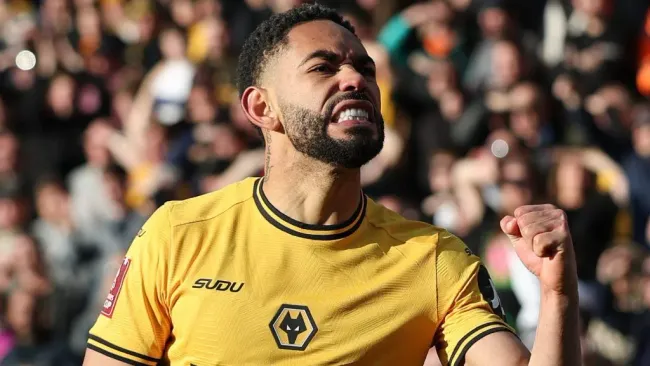 Matheus Cunha, com a camisa amarela, do Wolves, alvo do Manchester United. (Photo by Ryan Pierse/Getty Images)