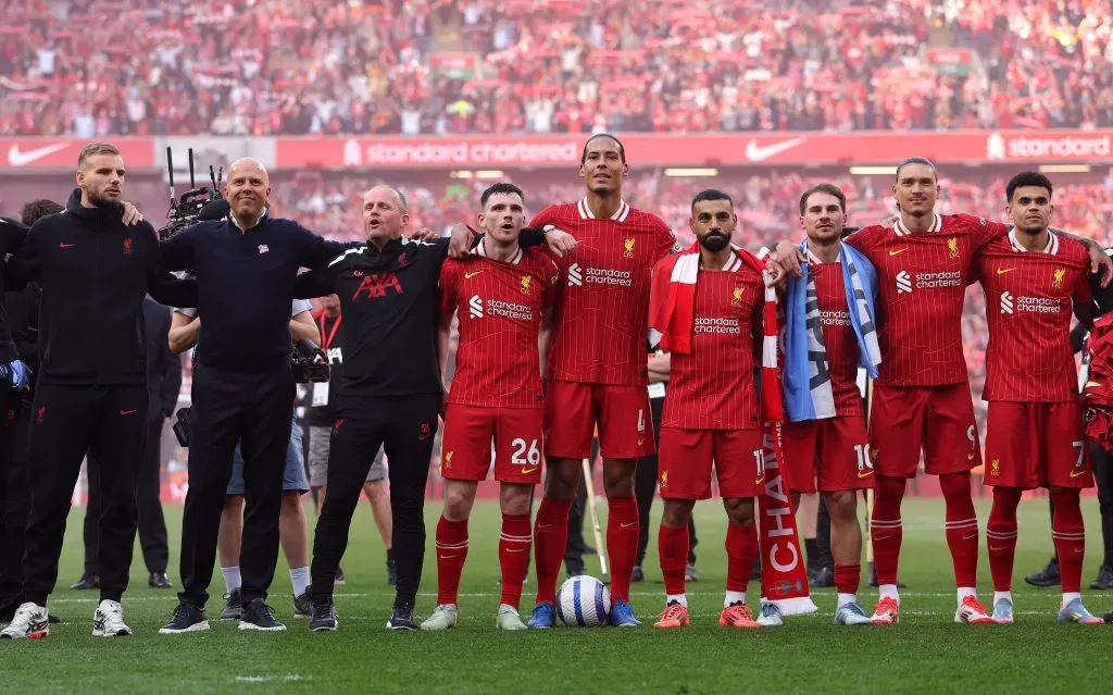 Jogadores do Liverpool, em campo, com a camisa vermelha, pela Premier League