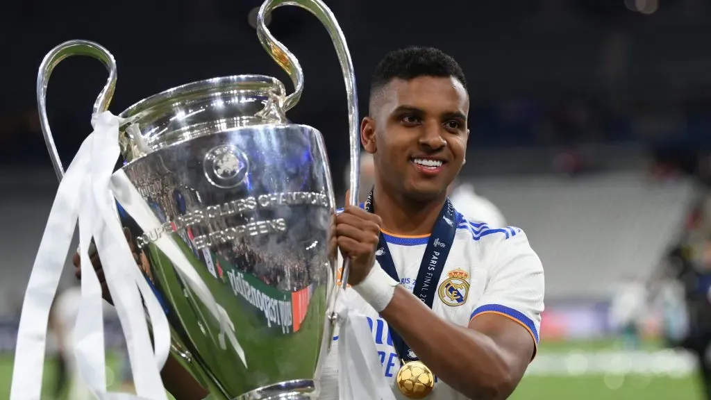 PARIS, FRANÇA - 28 DE MAIO: Rodrygo, do Real Madrid, comemora com o Troféu da Liga dos Campeões da UEFA após a vitória de seu time na final da Liga dos Campeões da UEFA entre Liverpool FC e Real Madrid no Stade de France em 28 de maio de 2022 em Paris, França.