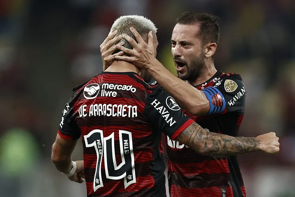 Arrascaeta e Everton Ribeiro pelo Flamengo. Uruguaio comentou que ele gostaria que o meia-ofensivo retornasse ao clube e que sente saudades de jogar com ele, em entrevista ao programa do Desimpedidos. O brasileiro está defendendo as cores do Bahia e até mesmo pode renovar, segundo a ESPN, já que seu contrato termina no final do ano (Photo by Buda Mendes/Getty Images)