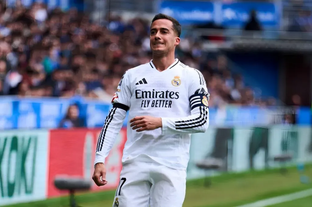 Lucas Vázquez, em campo, com a camisa branca do Real Madrid. (Photo by Juan Manuel Serrano Arce/Getty Images)