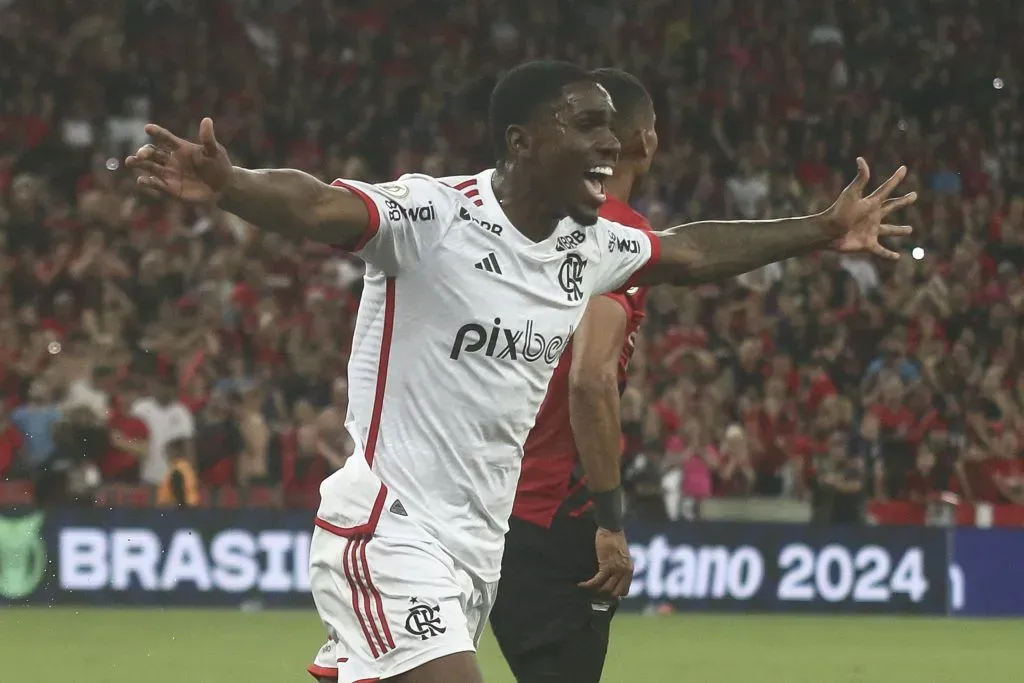 Evertton Araújo celebrando gol pelo Flamengo. Foto: Gabriel Machado/AGIF