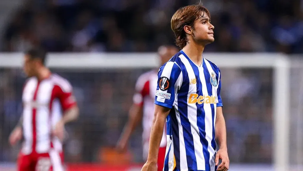 Rodrigo Mora, do FC Porto, gesticula durante a partida da Fase de Liga MD7 da UEFA Europa League 2024/25 entre FC Porto e Olympiacos FC no Estádio do Dragão, em 23 de janeiro de 2025, em Porto, Portugal. (Foto de Diogo Cardoso/Getty Images)