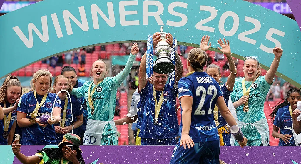 Jogadoras do Chelsea comemoram o título da FA Women's Cup (Photo by Julian Finney/Getty Images)