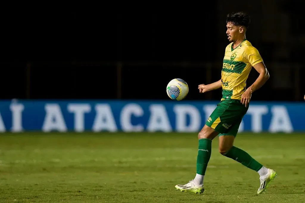 Guilherme Madruga com a camisa do Cuiabá. Foto: Thiago Ribeiro/AGIF