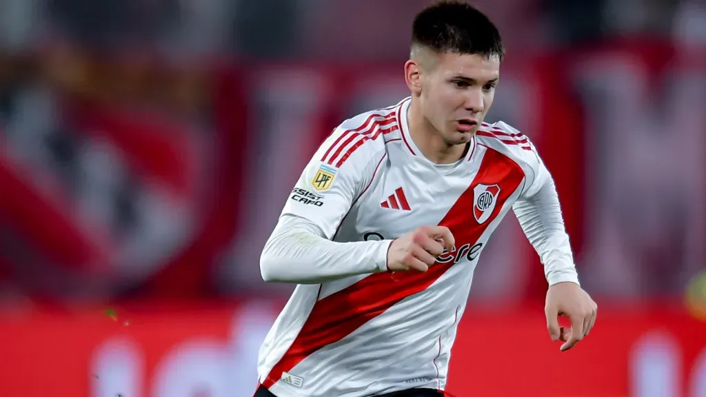 Mastantuono, alvo do PSG, em campo, com a camisa vermelha e branca do River Plate